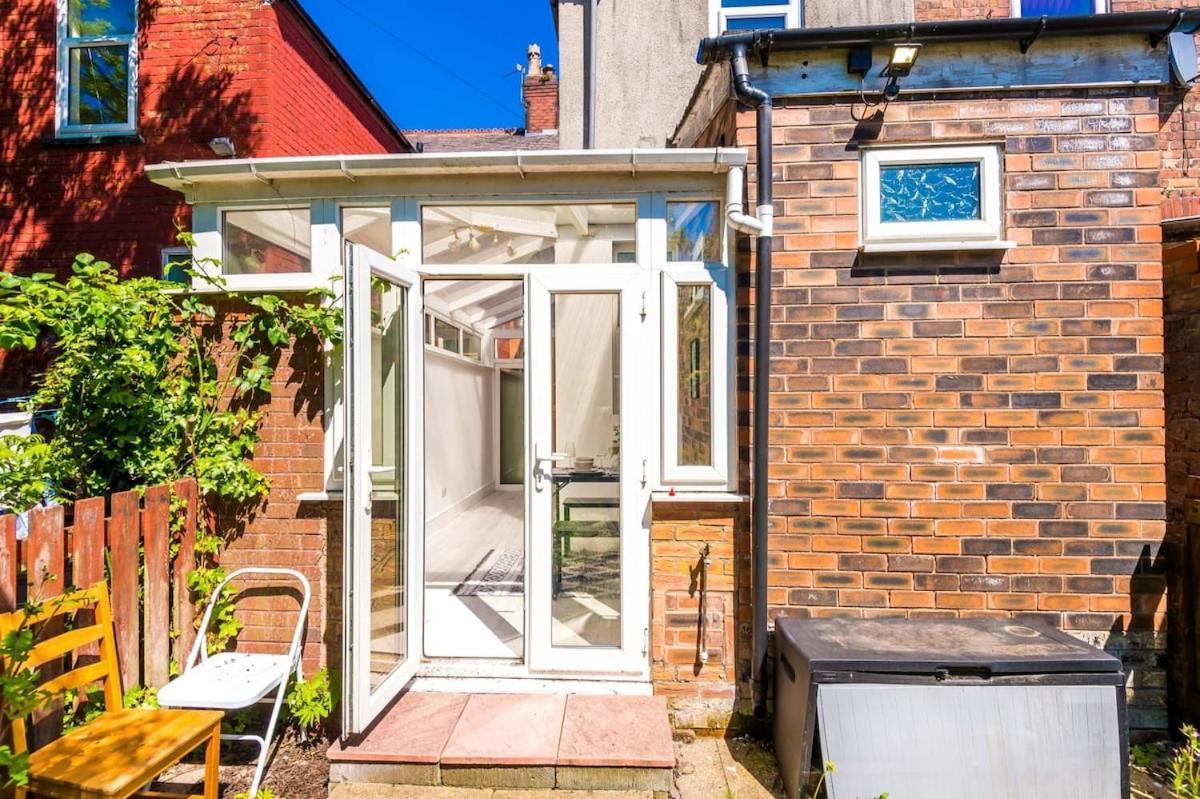 Large 4 Bedroom Home With Free Parking Near Mediacityuk Mánchester Exterior foto