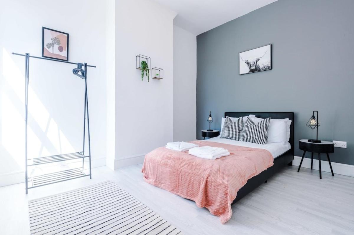 Large 4 Bedroom Home With Free Parking Near Mediacityuk Mánchester Exterior foto