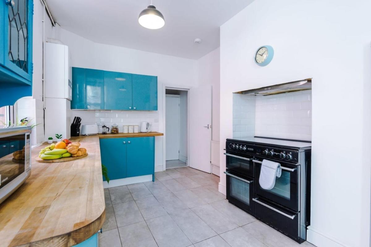 Large 4 Bedroom Home With Free Parking Near Mediacityuk Mánchester Exterior foto