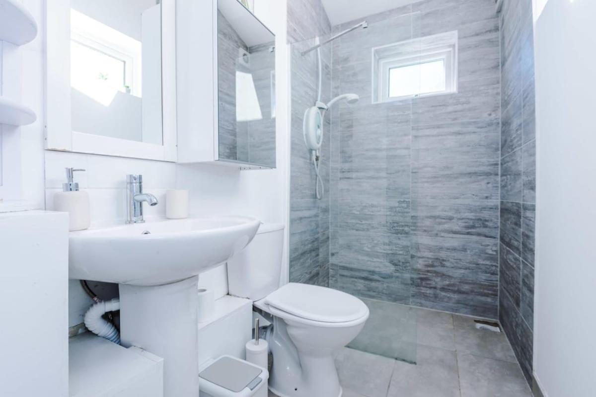 Large 4 Bedroom Home With Free Parking Near Mediacityuk Mánchester Exterior foto