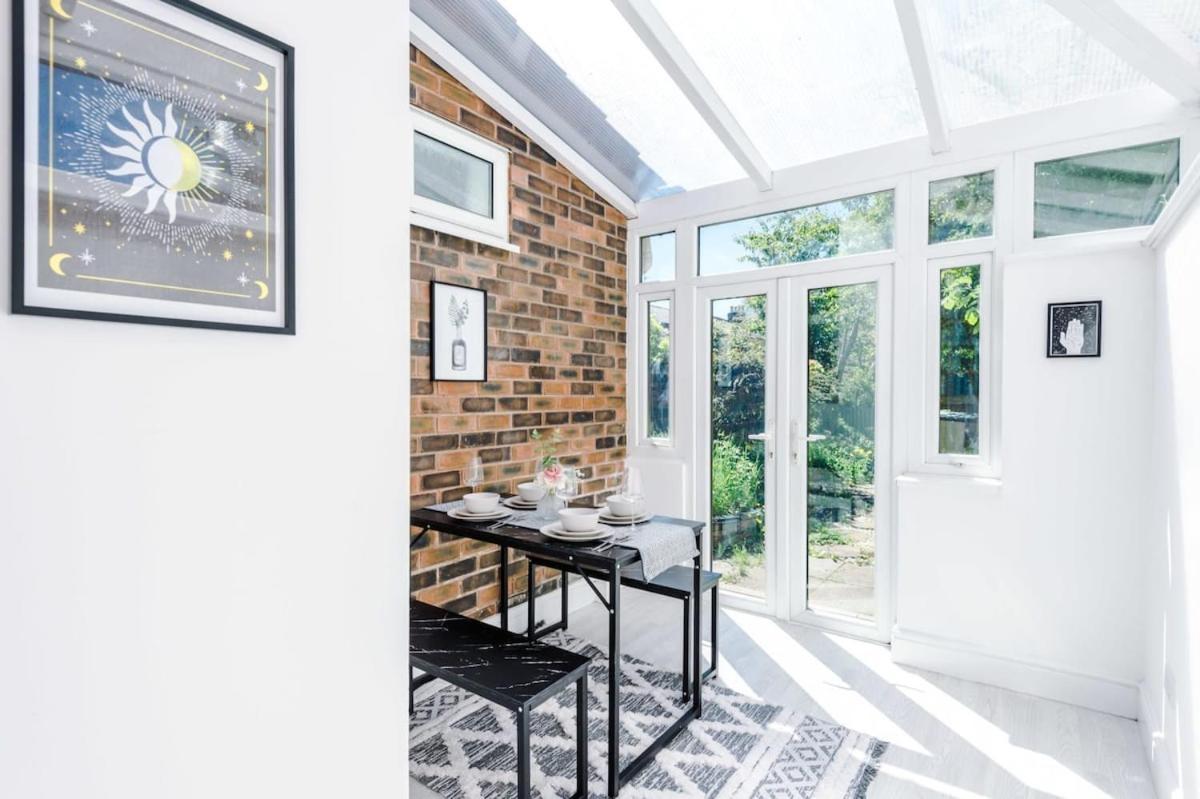 Large 4 Bedroom Home With Free Parking Near Mediacityuk Mánchester Exterior foto